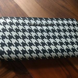 Michael Kors Hounds Tooth Leather Zip Selma Clutch